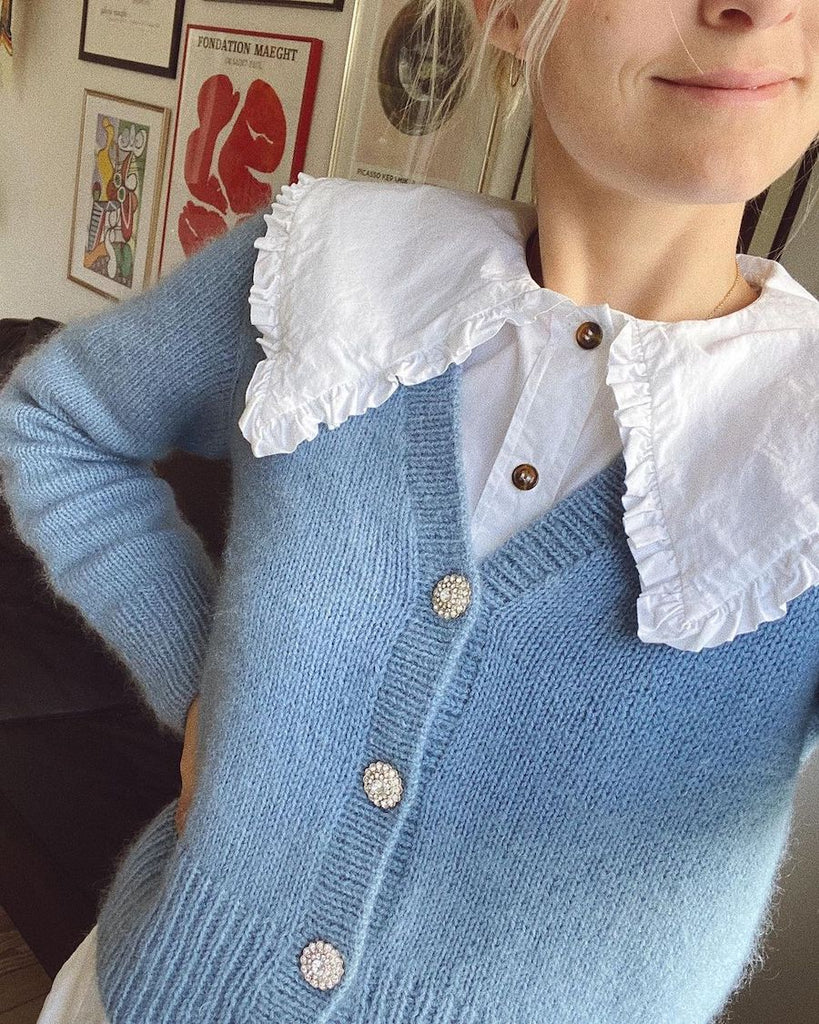 Closeup af kvinde iført blå April Cardigan