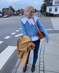 Kvinde iført blå April Cardigan