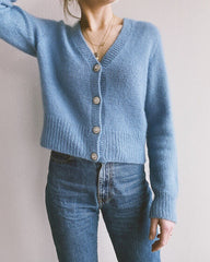 Kvinde iført blå April Cardigan