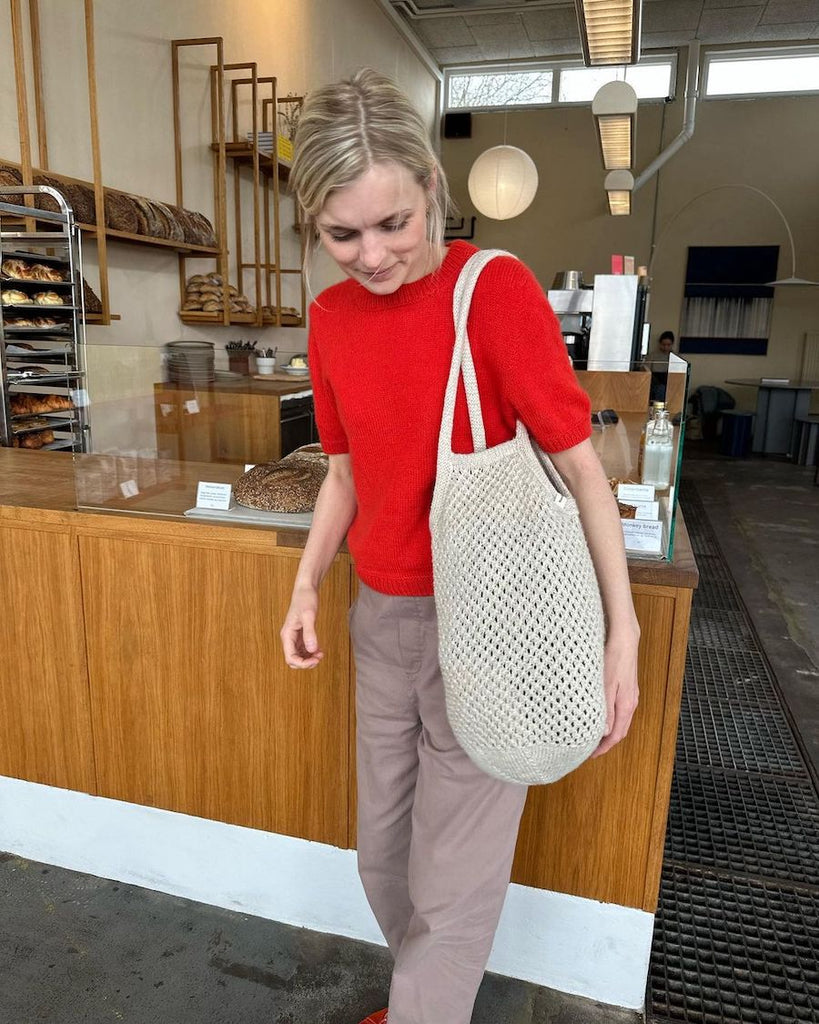 Kvinde iført rød Poppy Tee