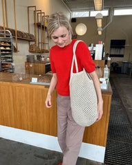 Kvinde iført rød Poppy Tee