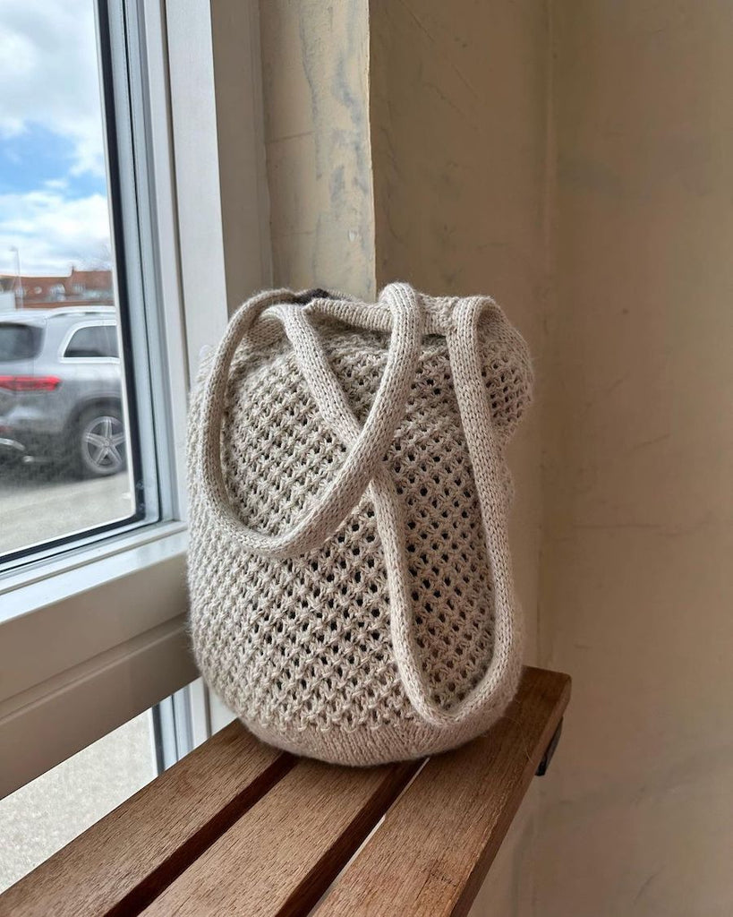 Hvid Breezebag på bænk