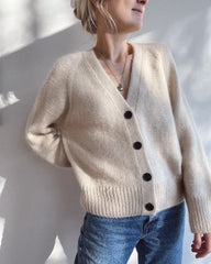 Kvinde iført hvid Champagne Cardigan