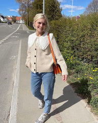 Kvinde iført hvid Champagne Cardigan