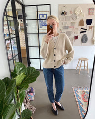 Kvinde iført hvid Champagne Cardigan