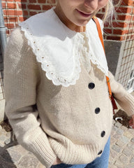 Kvinde iført hvid Champagne Cardigan
