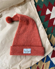 Rød Oslohuen – Christmas Edition liggende fladt