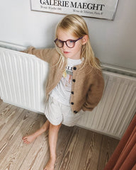 Barn iført beige Novice Cardigan Junior – Chunky Edition