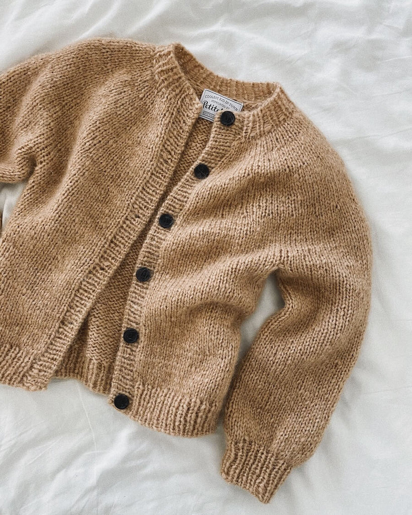 Liggebillede af beige Novice Cardigan Junior – Chunky Edition