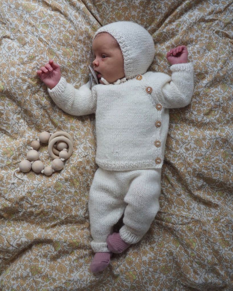 Baby iført hvidt Ellens Hentesæt