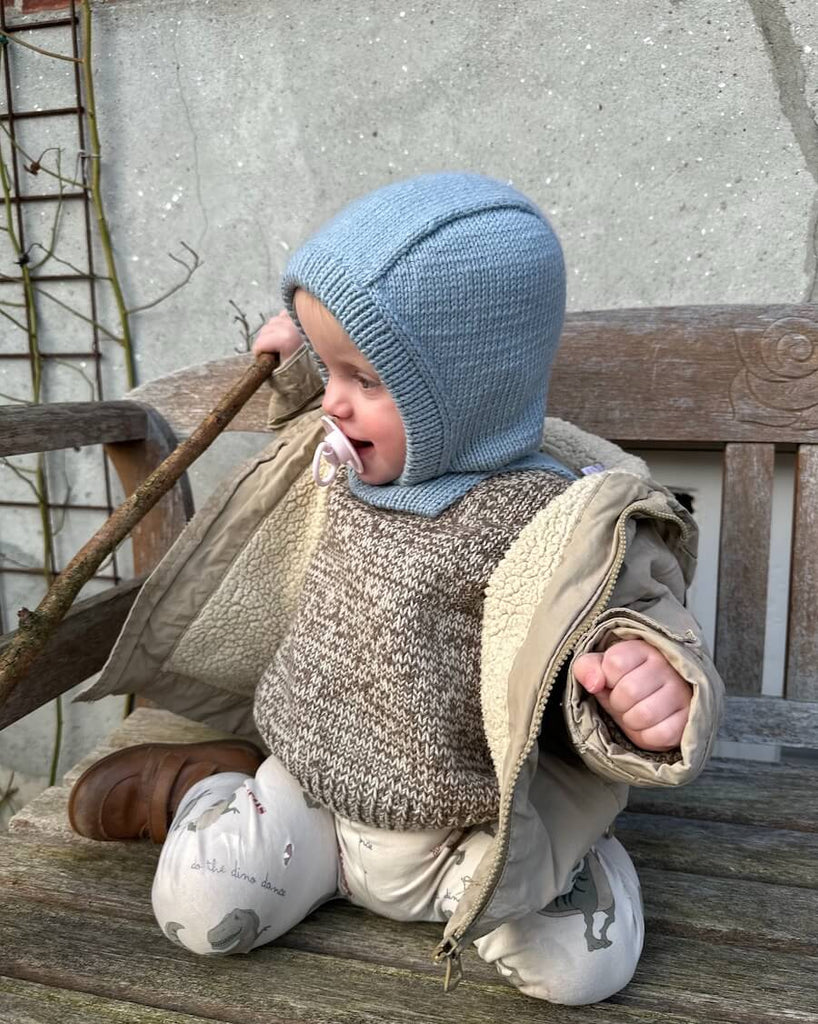 Barn iført lyseblå Everyday Balaclava 