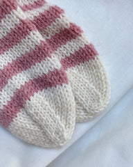 Liggende lyserøde og hvid-stribede Everyday Socks Junior