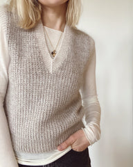 Kvinde iført gråmeleret Friday Slipover V-neck 