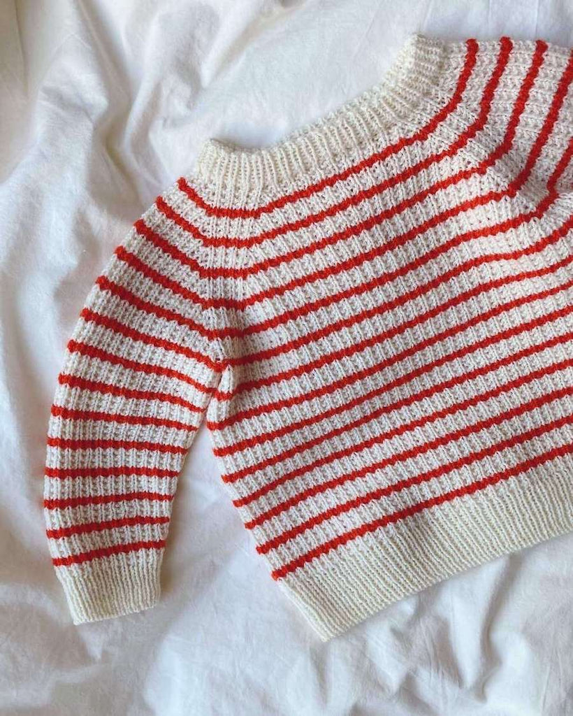 Liggende Friday Sweater Baby med røde striber