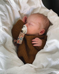 Barn iført Friday Sweater Baby i brun