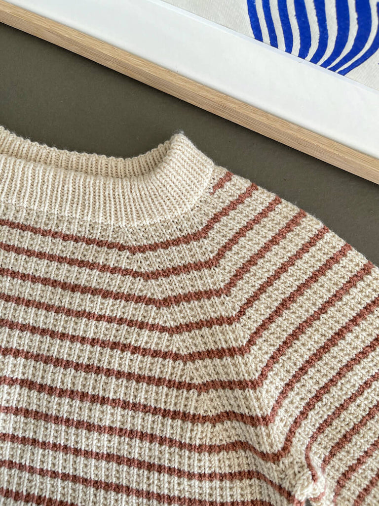 Closeup af Friday Tee med rødlige striber