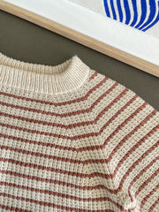 Closeup af Friday Tee med rødlige striber