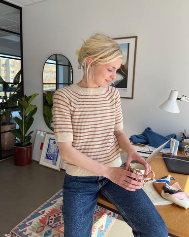 Kvinde iført Friday Tee med rødlige striber