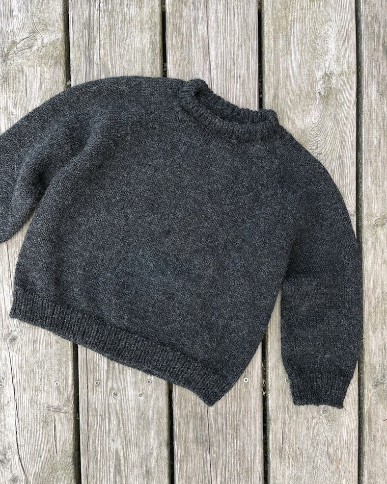 Barn iført koksgrå Hanstholm Sweater Junior