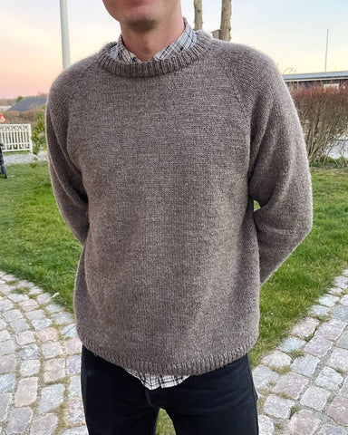 Mand iført brun Hanstholm Sweater