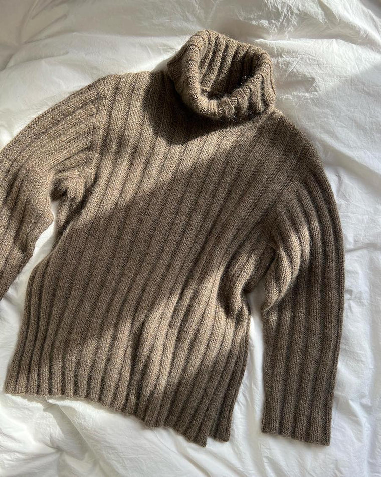 Kvinde iført blå Hazel Sweater