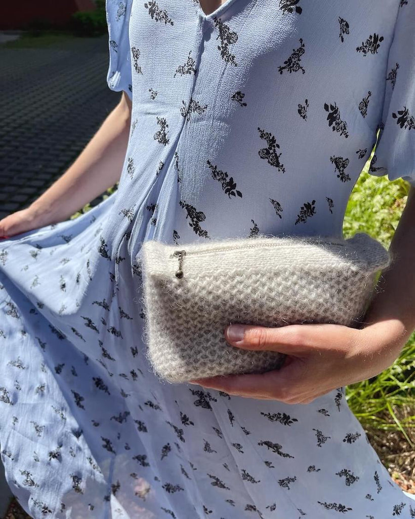 Kvinde med råhvid honey clutch