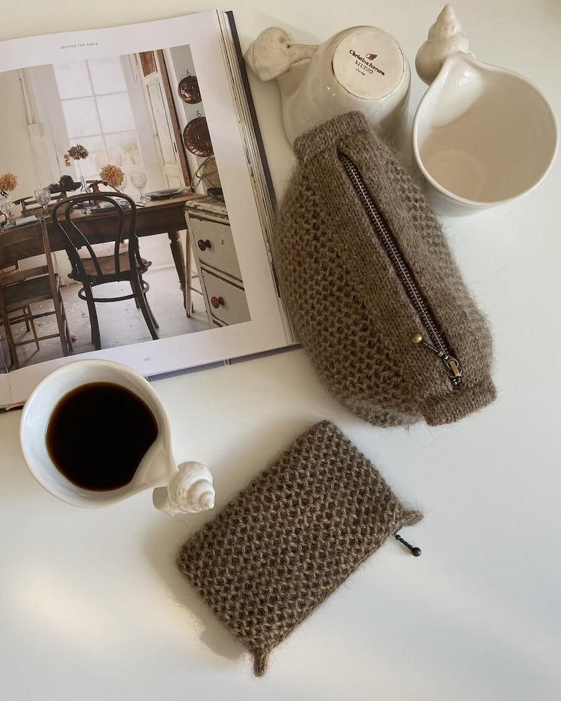 Brun honey clutch og purse på bord set oppe fra