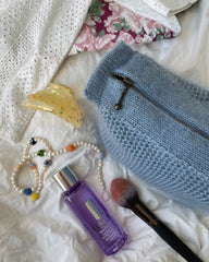 Lysenlå honey clutch med isblå lynlås