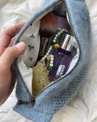 Åben honey clutch med indhold