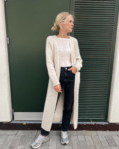 Kvinde iført hvid Ingen Dikkedarer Cardigan