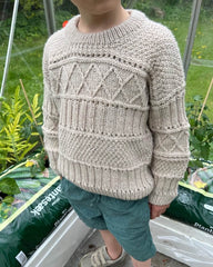 Barn iført grå Ingrid Sweater Junior 