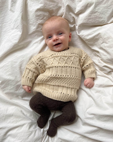 Baby iført lys Ingrid Sweater Baby 