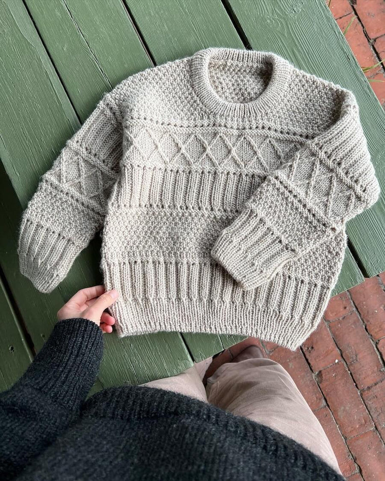 Barn iført mørkeblå Ingrid Sweater Junior 