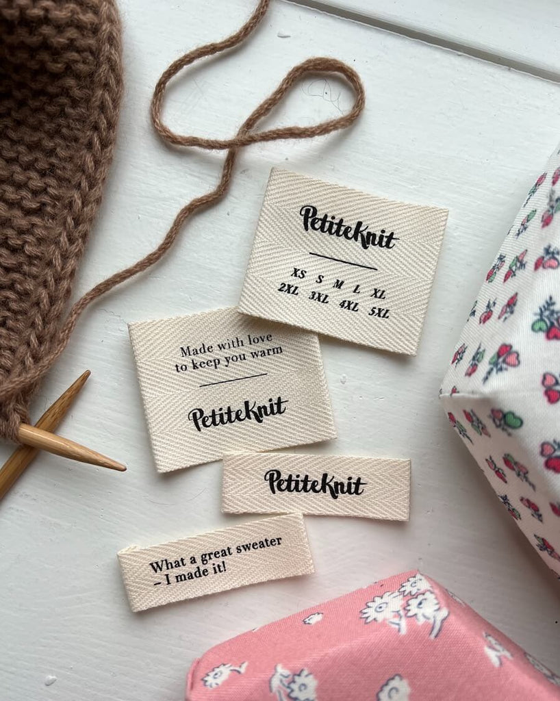 Forskellige petiteknit labels med sort skrift