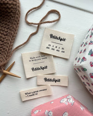 Forskellige petiteknit labels med sort skrift