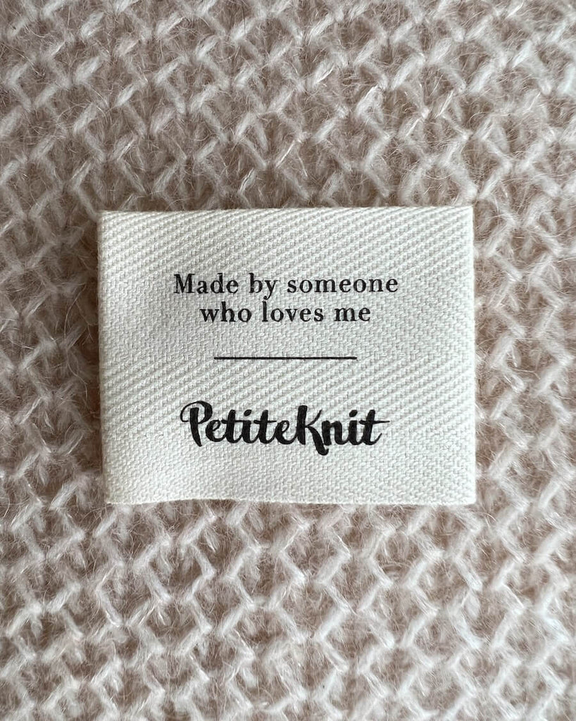 "Made by someone who loves me" tekstillabel fra Petiteknit