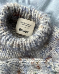 tekstillabel med teksten "Made by someone who loves me" i. nakken af marble sweater