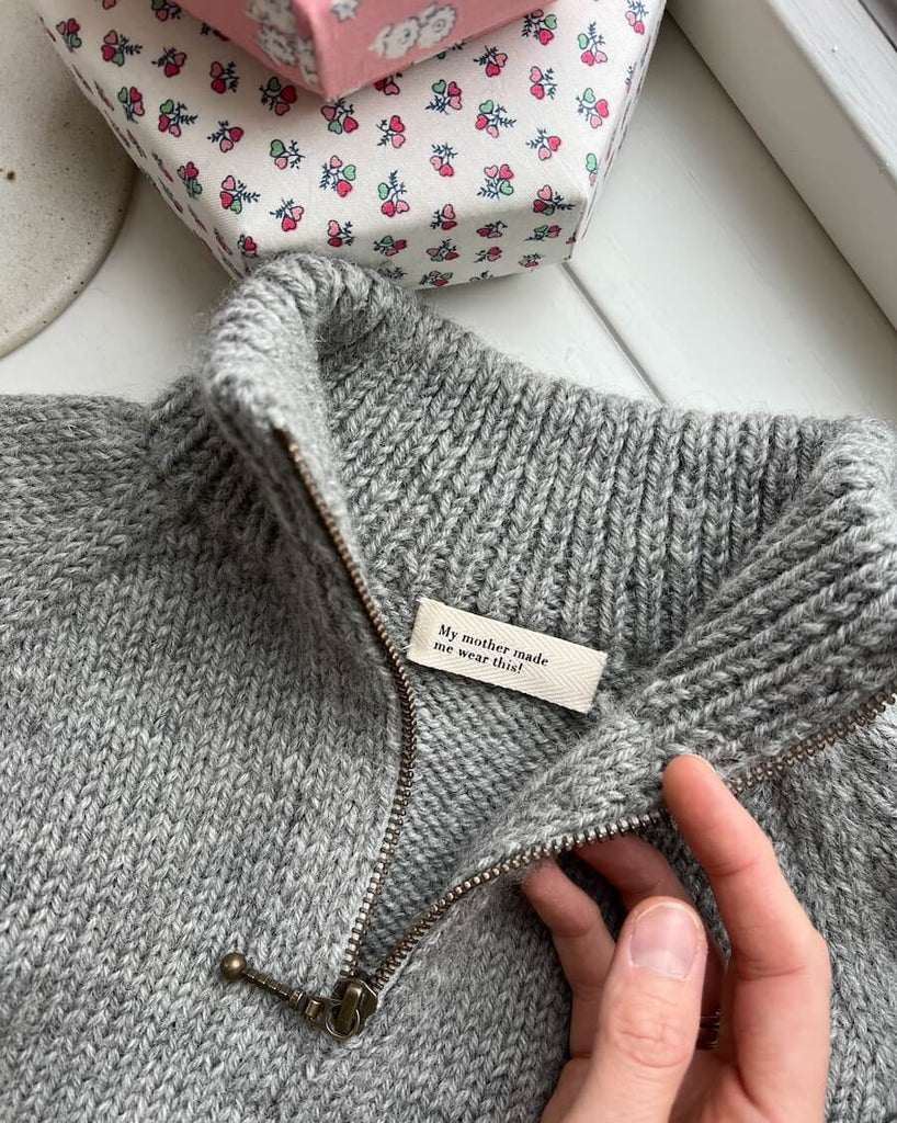 Tekstillabel med teksten "My mother made me wear this!" i zipper sweater junior 