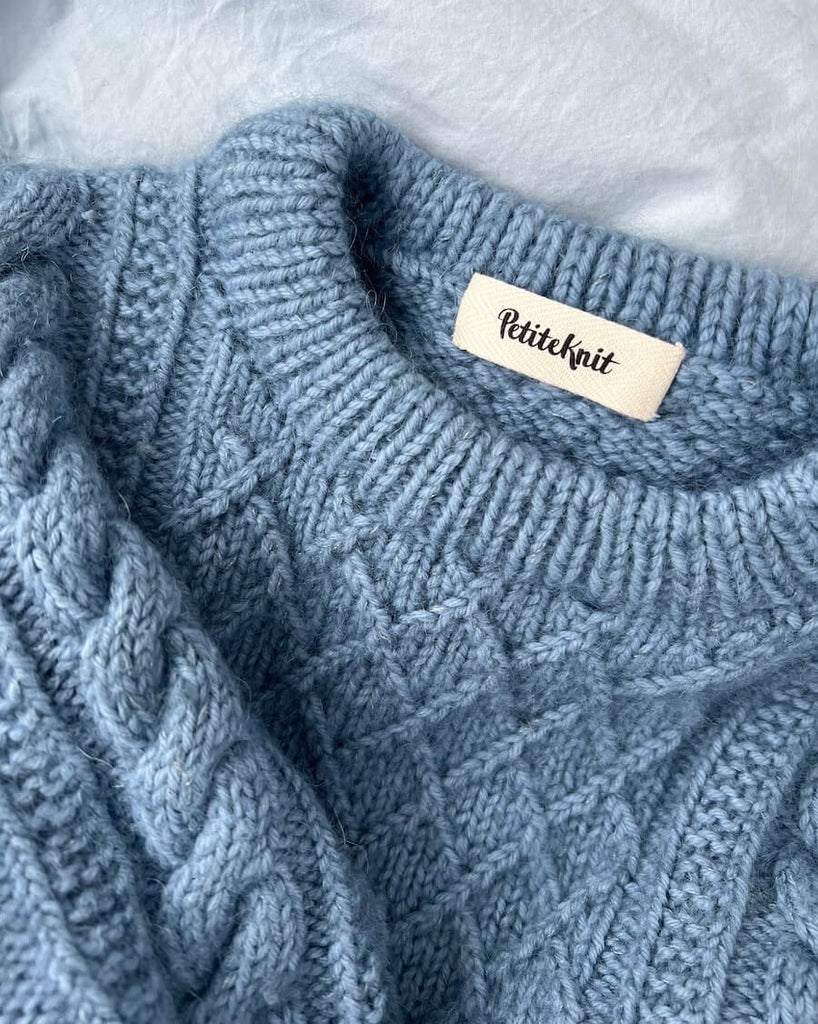 Petiteknit label i økologisk bomuld i nakken af moby sweater junior