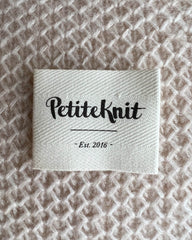 "PetiteKnit - Est. 2016"-label