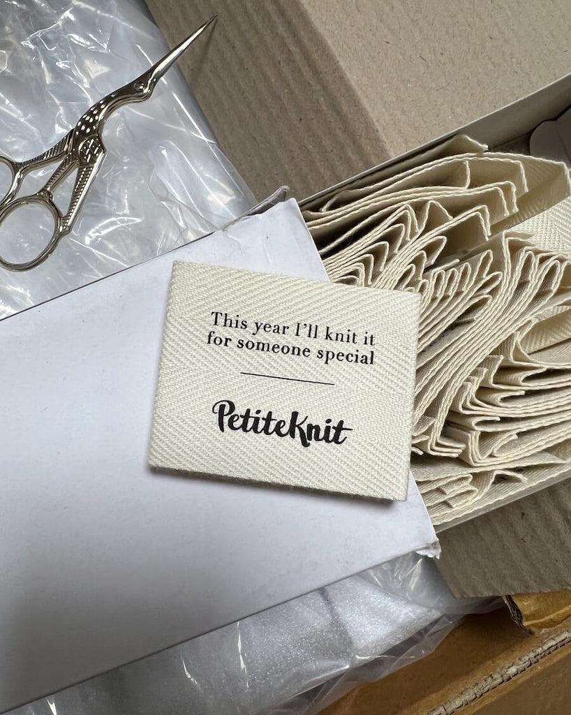 "This year I'll knit it for someone special" label på kasse og storkesaks