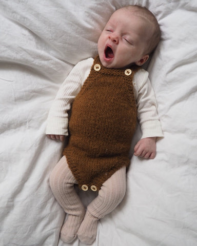 Baby iført brun Lillebrors Romper