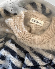 Vaskebillede af uldsweater i sæbevand