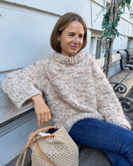 Kvinde iført brunnistret Marble Sweater