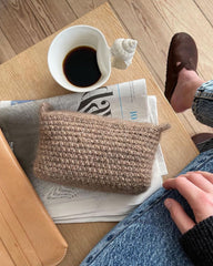 Brun marie clutch på bord