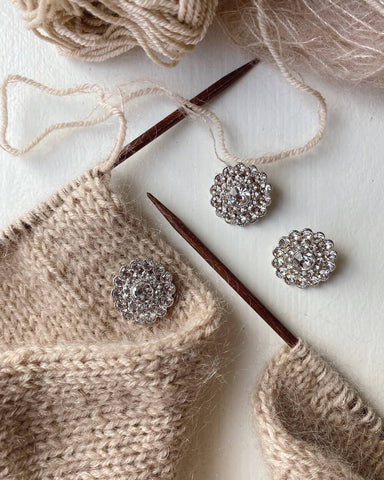 3 Blingknapper liggende på bord