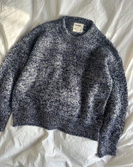 Liggebillede af hvid og mørkeblå Melange Sweater