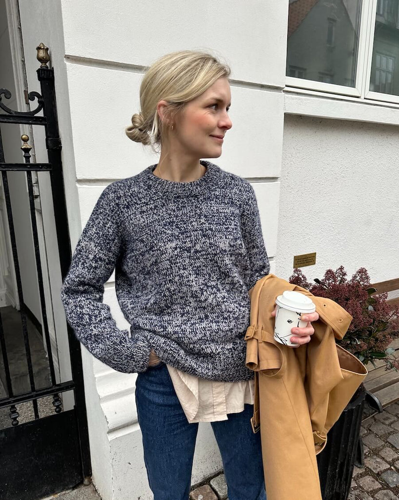 Kvinde iført hvid og mørkeblå Melange Sweater