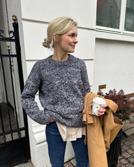 Kvinde iført hvid og mørkeblå Melange Sweater