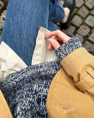 Closeup af hvid og mørkeblå Melange Sweater
